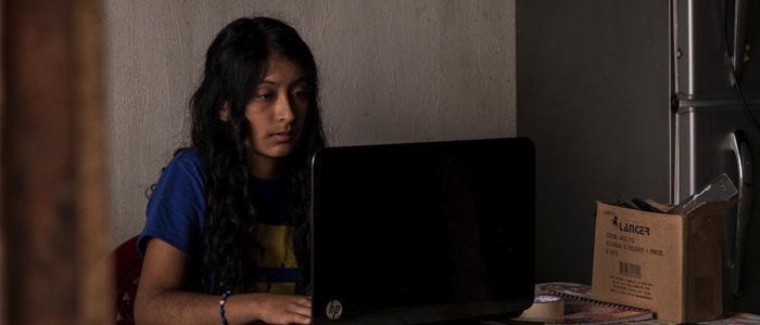 Una de cada cinco niñas en Ecuador teme por su seguridad a causa de mentiras difundidas en línea: estudio mundial